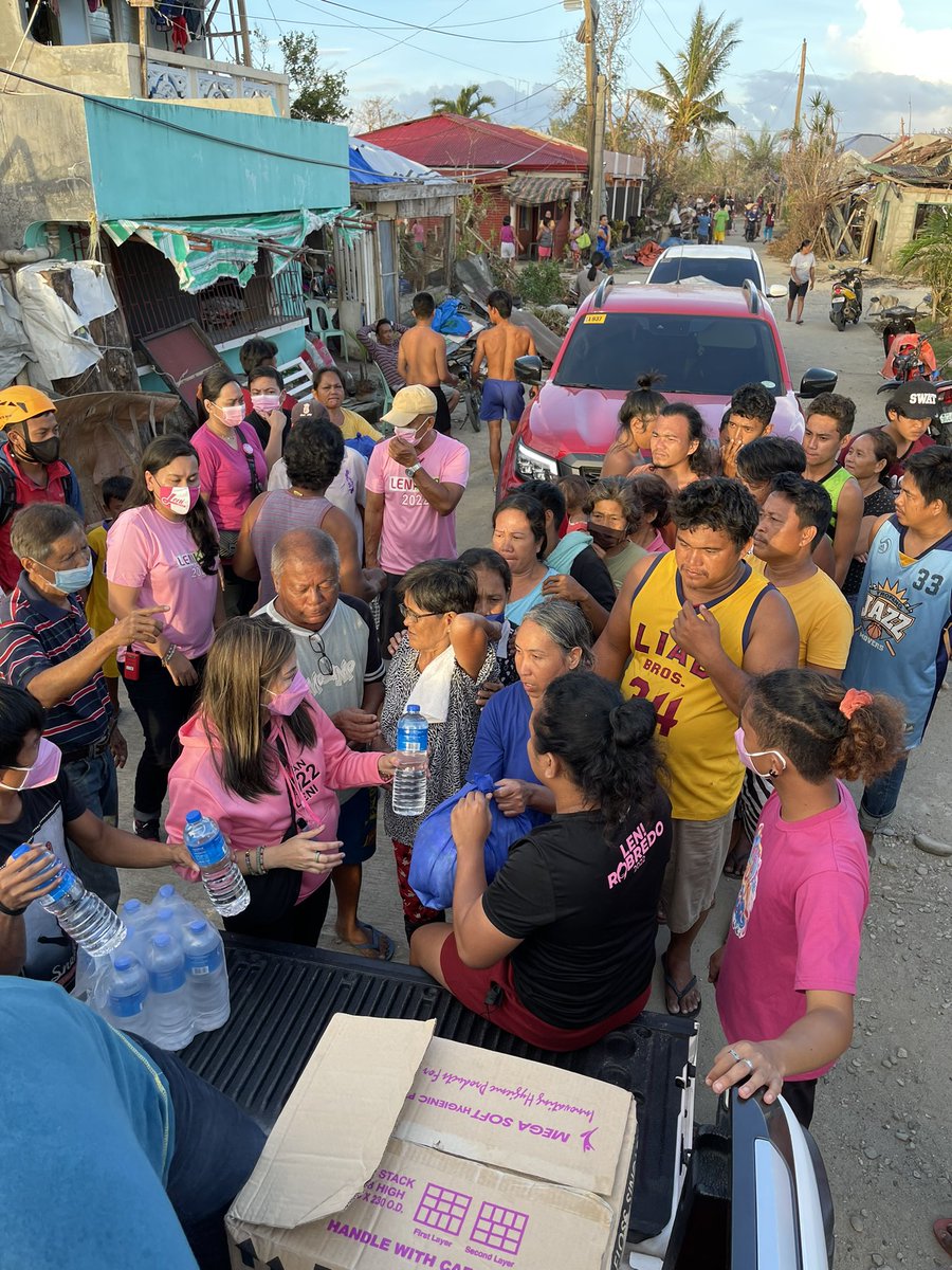 jiji_sweetie's tweet photo. Relief Operation to our fisherfolks in Lipata, Surigao Del Norte #TeamLeniRobredo-Butuan #HelpLikeLeni #OdettePH #TyphoonOdettePH https://t.co/gvOAME2803