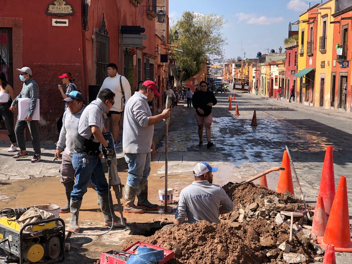 ChaakSapasma's tweet photo. #SAPASMA Trabaja a marchas forzadas en la reparación de fuga en la línea principal de calle Hidalgo esquina Insurgentes, para seguir otorgando un servicio de calidad a los sanmiguelenses.
Favor de manejar con precaución.
#SAPASMA #VolviendoALosBuenosTiempos https://t.co/rnoGpLBBxw