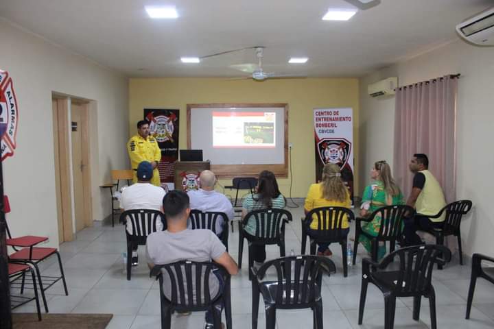 En una reunión con colegas diputados de Alto Paraná, a quienes agradezco por haber acudido a este encuentro que el comandante me ha solicitado; lo hicimos a fin de tratar ciertos pedidos de cuerpos de Bomberos Voluntarios, considerando su importante labor comunitaria