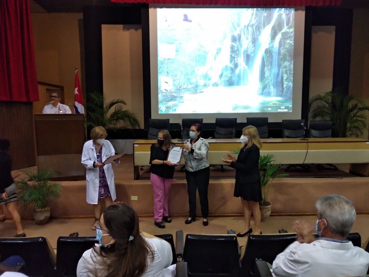 IPKCuba's tweet photo. Acto en el #IPKCuba por el 63 Aniversario del Triunfo de la Revolución. Espacio de Reconocimiento por su labor a profesores destacados:
- Suset Oropesa Fernández
- Edilberto González Ochoa
Entregó el Reconocimiento la Dra. Yanaris Lopez Almaguer. Directora del IPK #CubaVive https://t.co/z85Sfgpu5r