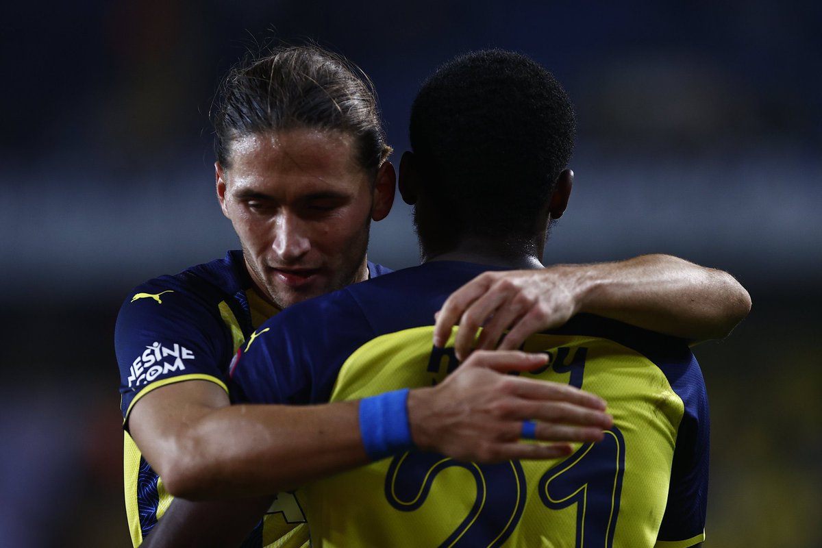 1907Attackers's tweet photo. Crespo ve Osayi Samuel... Sessiz sedasız takımı taşıdılar biz sizden razıyız. #FBvAFY https://t.co/2GCiS5TbN8