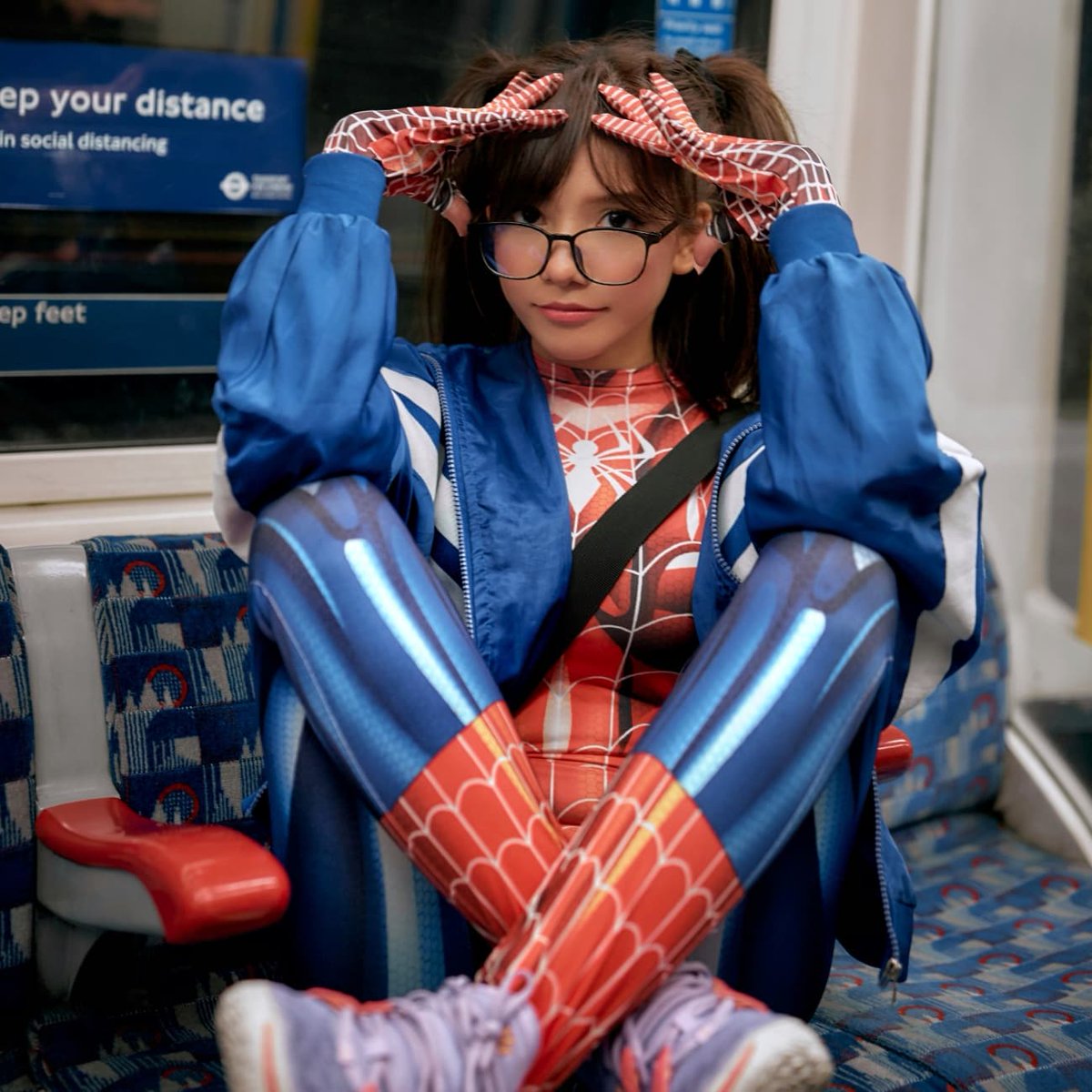 eeveenara's tweet photo. Taking the tube to go &amp; see u so I can give u hugsss ♡︎ (｡•̀ᴗ-)✧ https://t.co/sdtVcoA1Cc