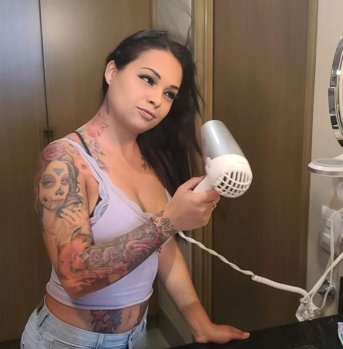 Una con ropa 😉  Aqui secando mi pelo https://t.co/ZA5UjcpNNA<a href="/tag/coronavirus"class="tags"><span>#coronavirus</span></a><a href="/tag/coronalockdown"class="tags"><span>#coronalockdown</span></a>