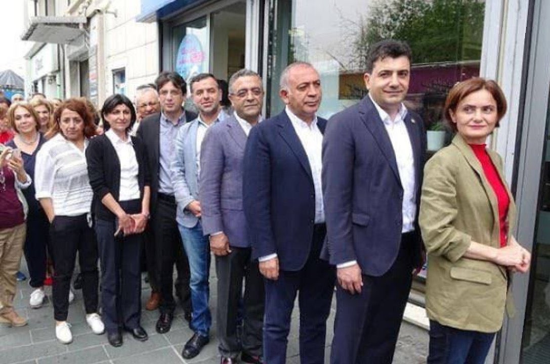 MahirTurk's tweet photo. @suleymansoylu Sorun değil enayiler yine aralarında para toplar tazminat için 😄 #CHPKK #CHPliBelediyeRezilliği https://t.co/yHIhC76PZn