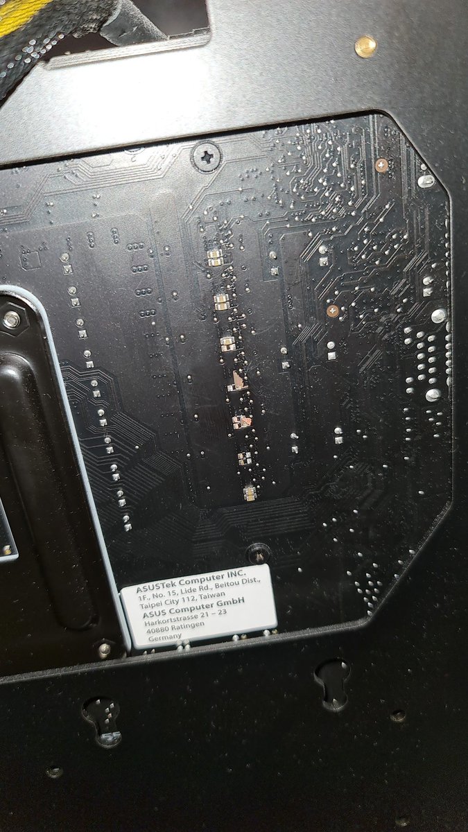 Knx2k15's tweet photo. @asusrogde Hey liebes asus team habe heute wohl leider mein bf 550 f gaming geschrottet. Es sieht nun so aus. Bin beim umbauen leider hinter dem cpu slot an diese bauteile gekommen unf weiss nicht wofür sie da sind. Habe den PC nicht mehr eingeschalten aus angst zu zerstören https://t.co/pdYFCGmkRD