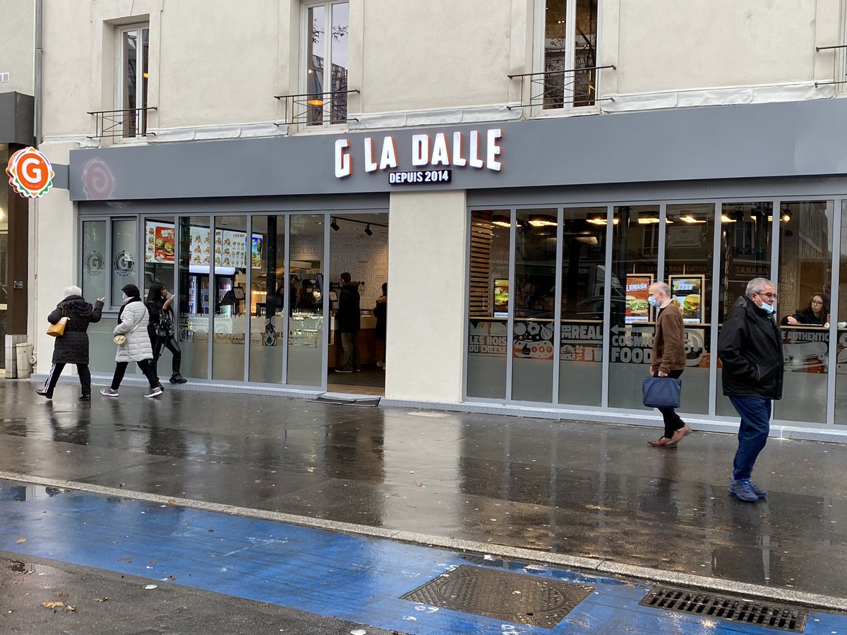 K_bicetre2020's tweet photo. Voilà le beau cadeau de Noël de JL Laurent aux kremlinois, un nouveau fast-food avenue de Fontainebleau. Ils sont si peu nombreux 😩
#ensemblechangeonslekb
 #lekremlin-Bicetre
#saccagekb https://t.co/Aiz2PR8GSs