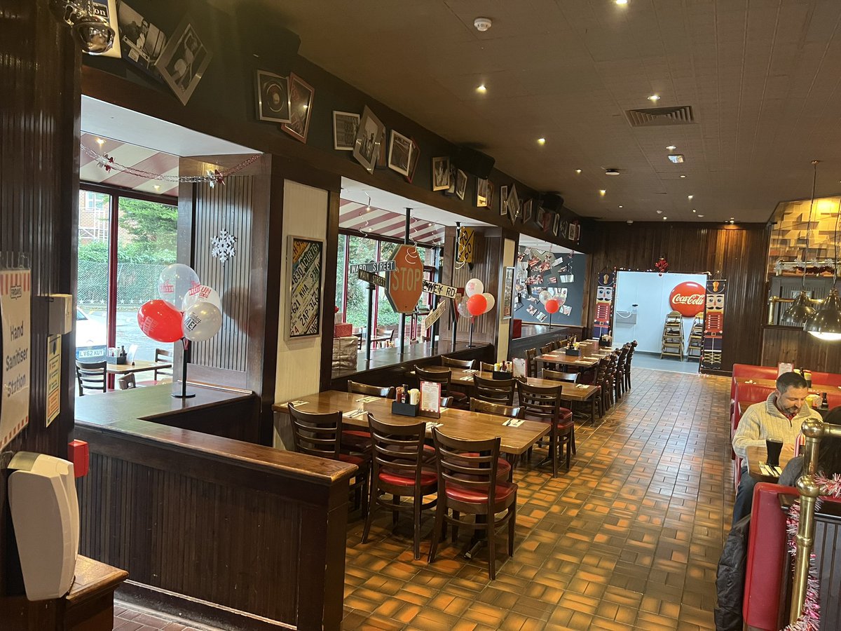 paulphillips79's tweet photo. @TGIFridaysUK tried to eat at Watford North today. Phones in advance and arrived 20 minutes later. Apparently no tables for 8! Manager super rude and others walked out too. Avoid. https://t.co/2o97KXZ3ku