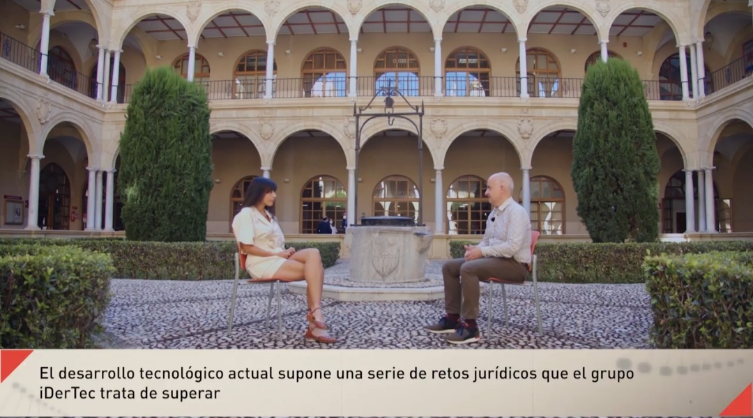 ScientiaJMLN's tweet photo. Un grande de la @UMU y de la vida, @jvalerot , nos habla sobre el derecho y la era digital. Poca gente en España conoce tan a fondo este tema como Julián. El proyecto OLYMPUS es una referencia internacional. #LaboratoriUM https://t.co/hJx3PYP4iq