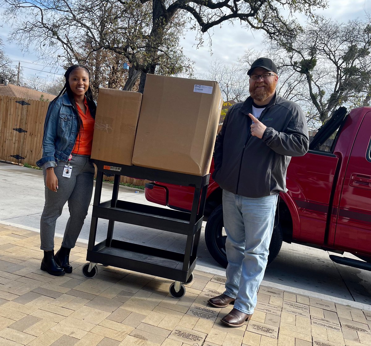 lonestarcom's tweet photo. At LSC, we are guided by our core principles: 1 Team, 1 Purpose, 1 Family. This Christmas, LSC's Grand Prairie office donated to our community partners, the Arlington Life Shelter, so those who need it most can celebrate the season w/o worry. Thank you  @ArlLifeShelter! https://t.co/FOhE4U89G0