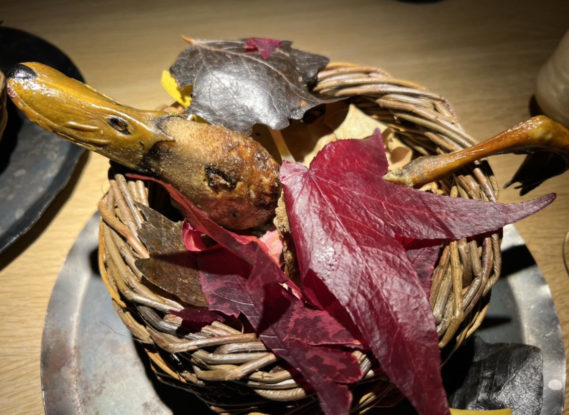 La naturaleza y los estrictos códigos del restaurante <a href="/ReneRedzepiNoma/">Rene Redzepi</a> Platos refinadamente rústicos, primitivos y provocadores. De los sesos de reno a la carne de oso. Síntesis de alta cocina y pensamiento. Blog #gastronotasdecapel. <a href="/ElViajero_Pais/">El Viajero</a>        elpais.com/elpais/2021/12…