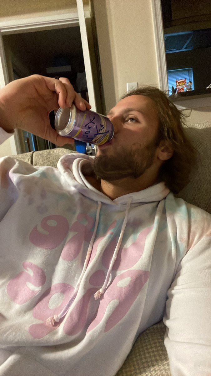 bigtroubleBB's tweet photo. Chillin in the most comfortable sweater of all time and drinking a La Croix cause I got #NODENTS and #LifeRips https://t.co/AnacYVyciz
