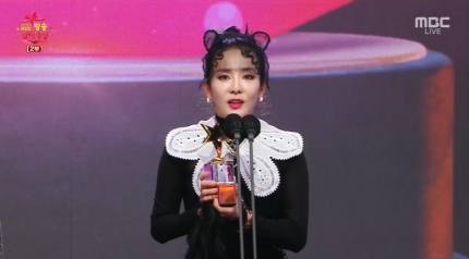 2NE1Achievement's tweet photo. Dara said, "I thought I was coming to applaud, but I didn't really expect it. (Impression) I wasn't prepared, but as 2NE1, I received a lot of awards, but I think it's the first award I've received since I was alone." If YG officials are watching, please send me a few copies.” https://t.co/l2CHsgjPHg