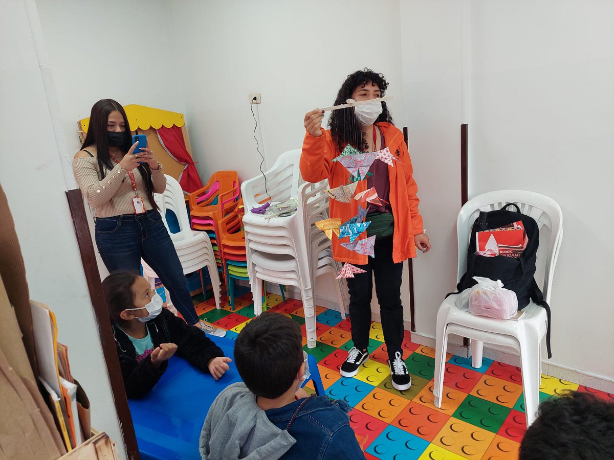 SSchapinero's tweet photo. #Hoy la @SSchapinero en articulación en articulación con el @idipronbogota adelanta con los niños y niñas del Centro Amar taller de Origami, fortaleciendo su creatividad y motricidad. #MásTerritorio @integracionbta @diegoromeroser https://t.co/VlqE73p7x2