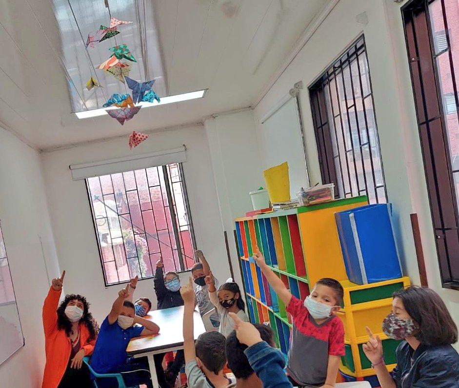 SSchapinero's tweet photo. #Hoy la @SSchapinero en articulación en articulación con el @idipronbogota adelanta con los niños y niñas del Centro Amar taller de Origami, fortaleciendo su creatividad y motricidad. #MásTerritorio @integracionbta @diegoromeroser https://t.co/VlqE73p7x2
