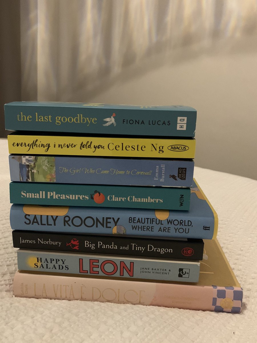 MissMeredithx's tweet photo. Christmas treats for the shelf 📚 https://t.co/NPwAr2J7nI