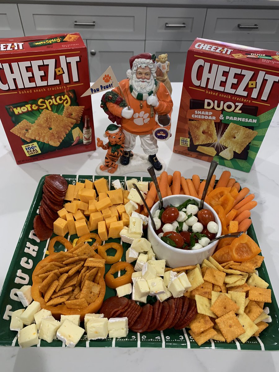 NeonRNtweets's tweet photo. Go 🏈Tigers!! #CheezItBowl @cheezit @ClemsonFB #BowlSeason https://t.co/7WxibpVpbF