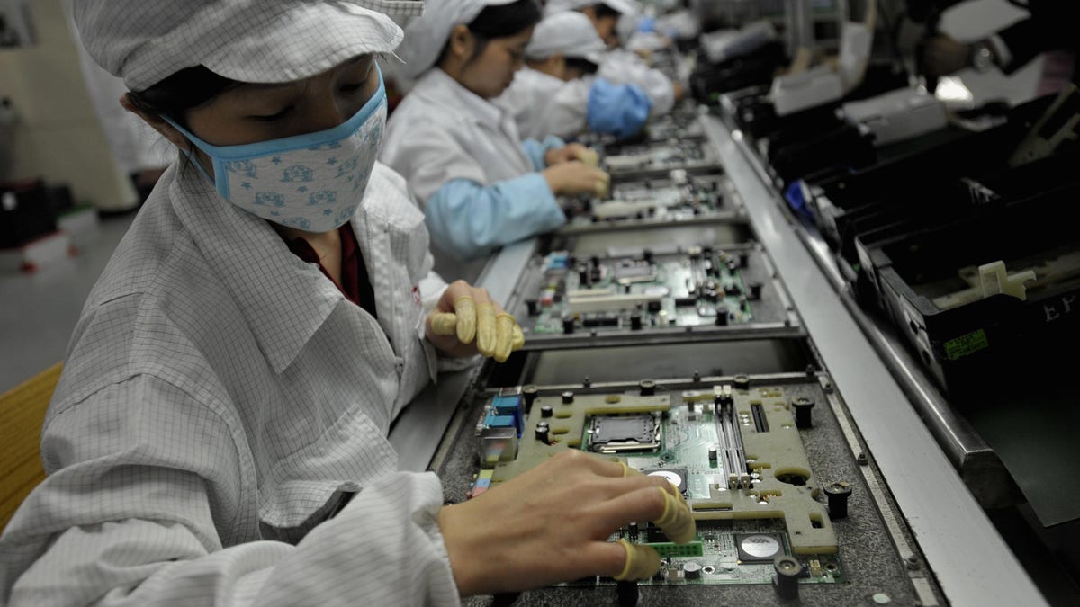 Mass Food Poisoning Incident Leads Apple to Temporarily Shut Down iPhone Factory