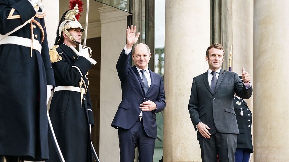 GermanHCofCLT's tweet photo. On his first visit abroad, Chancellor Scholz met with world leaders such as French President Macron and EU Commission President von der Leyen. Read more about it on the German Honorary Consul of Charlotte's website! 
#olafscholz #nato #EU #g7 #Ukraine 
https://t.co/2Dr0FqQv8y https://t.co/u95BBqXnVQ