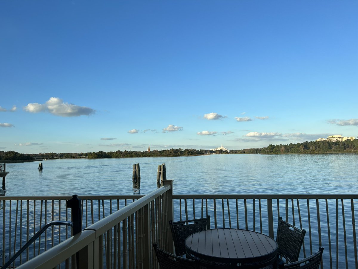 UKDisneyCouple's tweet image. This isn’t a test people…we have been upgraded to a Poly Bungalow for tonight’s stay as we was given a uncleared room on check in! The magic well and truly redeemed by @DisneyParks with this! #extramagic #DisneyWorld50 #thepolynesian #bungalow