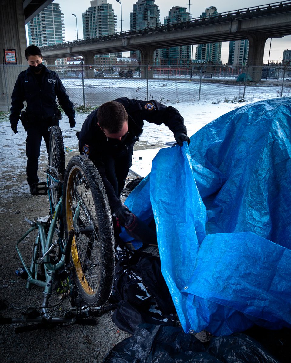 VancouverPD's tweet photo. With expected cold temperatures and snow fall later this evening, #VPD officers are out in the community checking in on our vulnerable residents who need a helping hand. For a list of available shelters and warming centres, please visit: https://t.co/vdjQt8hgyj #CommunityInNeed https://t.co/QJ5Apdd2Kh