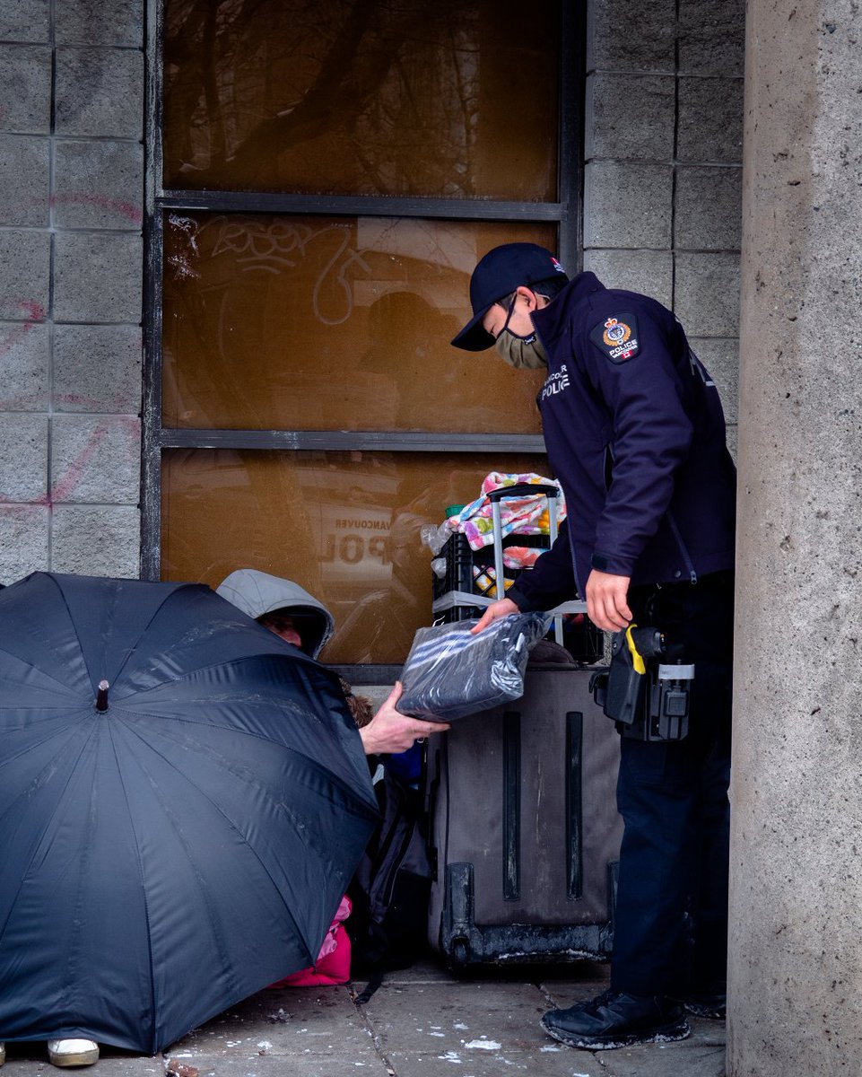 VancouverPD's tweet photo. With expected cold temperatures and snow fall later this evening, #VPD officers are out in the community checking in on our vulnerable residents who need a helping hand. For a list of available shelters and warming centres, please visit: https://t.co/vdjQt8hgyj #CommunityInNeed https://t.co/QJ5Apdd2Kh