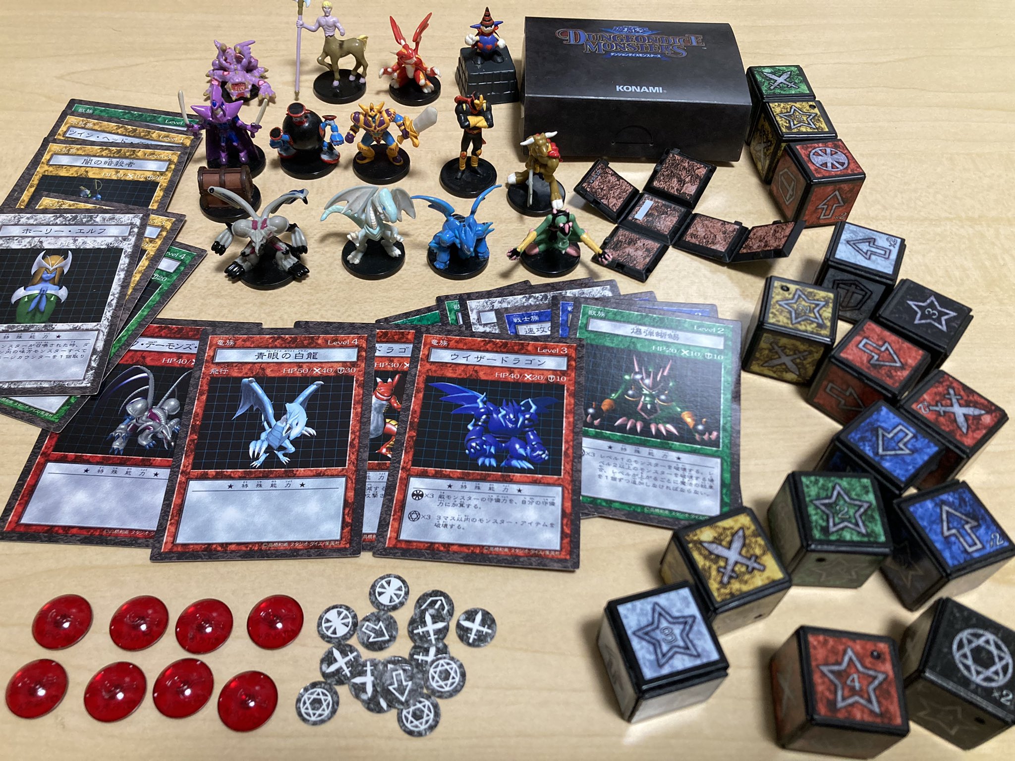 フシタス Rt Oiraruma 実家で発掘したアイテム 遊戯王ダンジョンダイスモンスターズです 最初の方の拡張パックがデカいクリアケース付きで かさばった気がします笑 今の技術で復刻してくれたら 人気出そうですよね T Co Kw8vcutbzo
