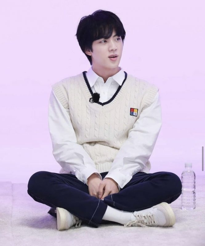 Jin wears a cable knit vest from AMES

AMES V-neck cable-knit vest: us.wconcept.com/box-logo-embro…