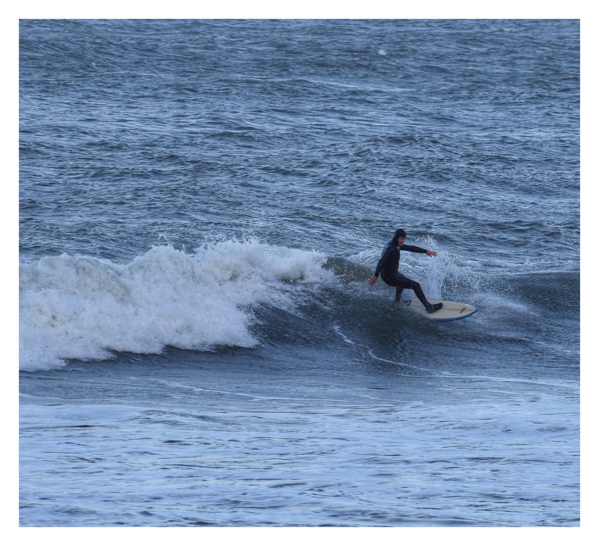 gazwagon's tweet photo. Trying to capture the surfers off Lynmouth today. #exmoor #devon #devonsurf #surf #surfinguk #surfing https://t.co/sKqW8rcjiE