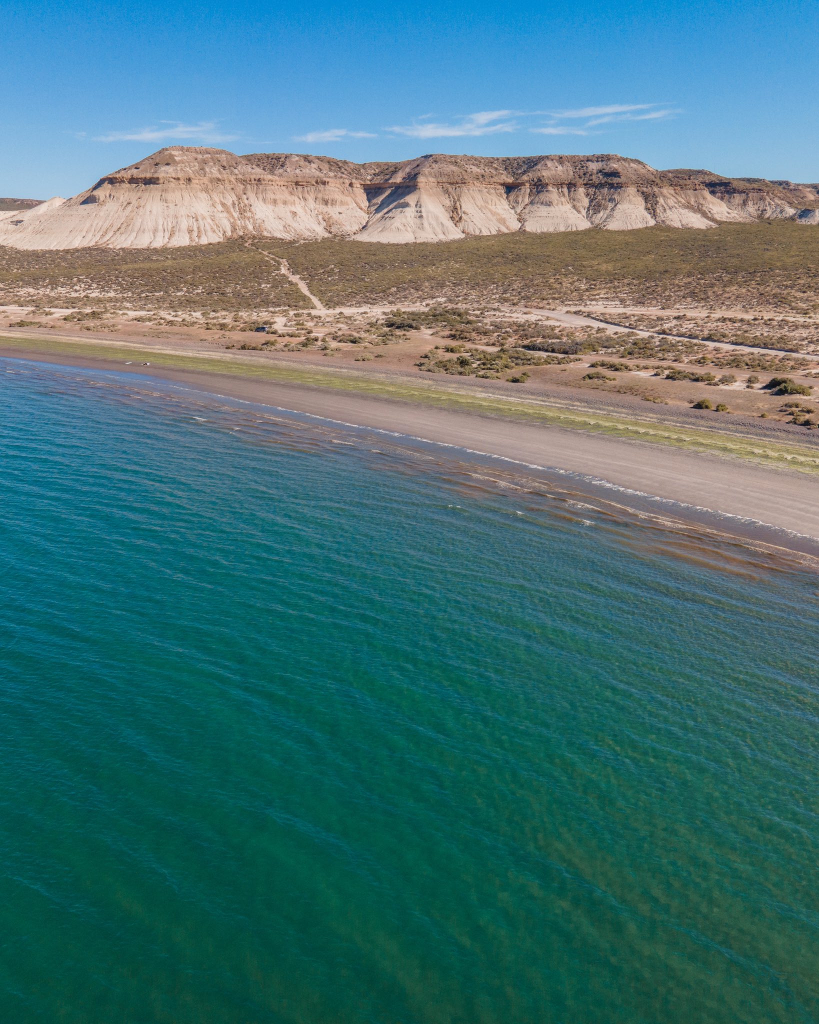 Las aguas cristalinas y con una tonalidad azul permiten una conexión única con la naturaleza. 