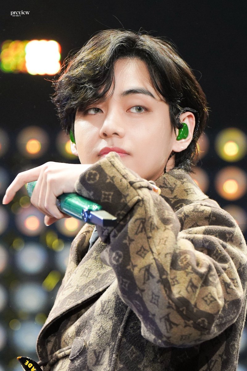 kim taehyung pics. tweet media
