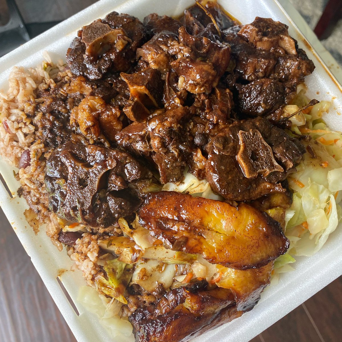 GoldenKrust's tweet image. You know who deserves this #BraisedOxtail meal? YOU! 𝐘𝐞𝐬, 𝐘𝐎𝐔! 🥰

🇯🇲 Authentic Jamaican food.
👨🏾‍🍳 Cooked From Scratch.
🥘 Made Fresh Daily. 

#GoldenKrust #CookedFromScratch #CaribbeanComfortFood
