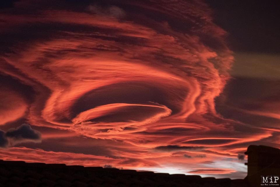 Superbe ciel de lenticulaires au coucher de soleil, ce 29 décembre, près de #Perpignan. Photos via Made In Perpignan sur Facebook. #altocumuluslenticularis #clouds 