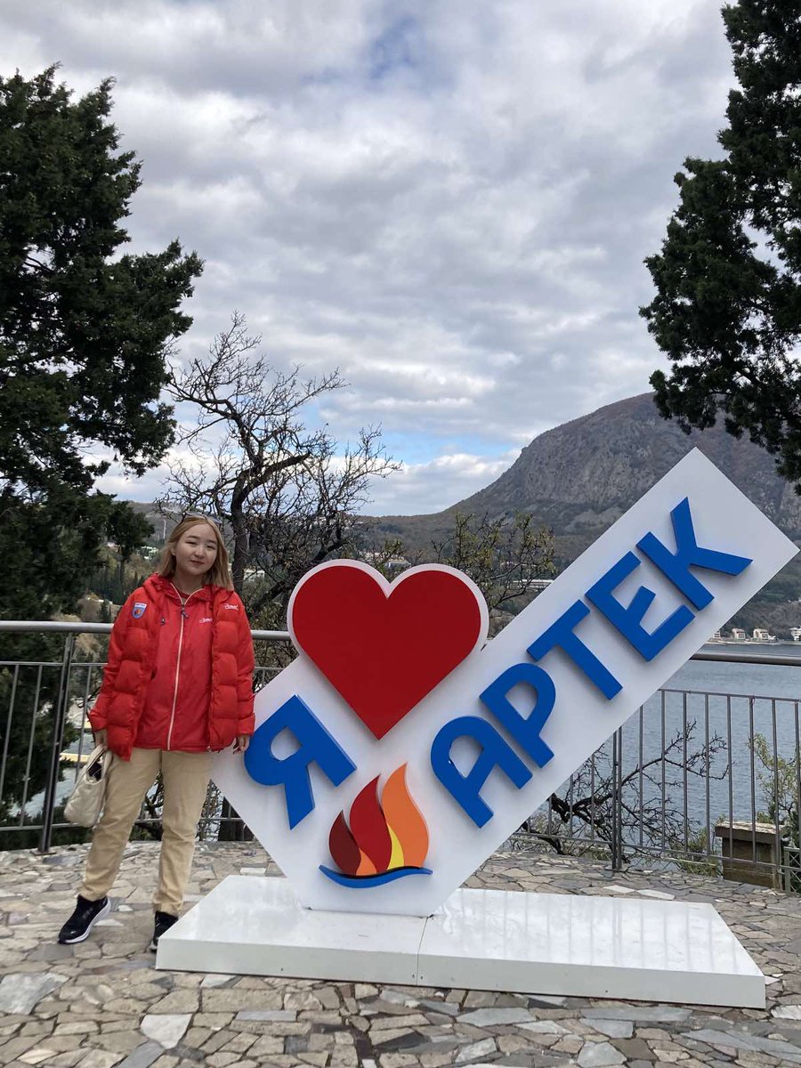 Не так давно из международного детского центра «Артек» вернулась наша ученица Адылбекова Анара. Спасибо педагогу Черкасовой Анне Данииловне! Она готовила свою ученицу к различным конкурсам: Анара выступала и как пианистка, и как чтец. Поездка в «Артек» стала наградой им обеим!