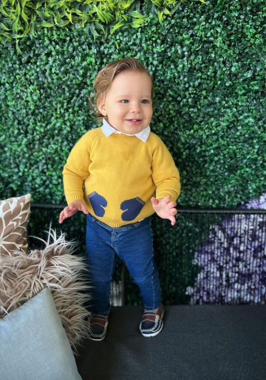 unifamosos's tweet photo. Buenos días de parte de #BabyBosco ☀️, El hijo de @BrandonPeniche  y @kriscid  ¡Que tengan un hermoso día!😍🥰💙 https://t.co/6vm67japi2