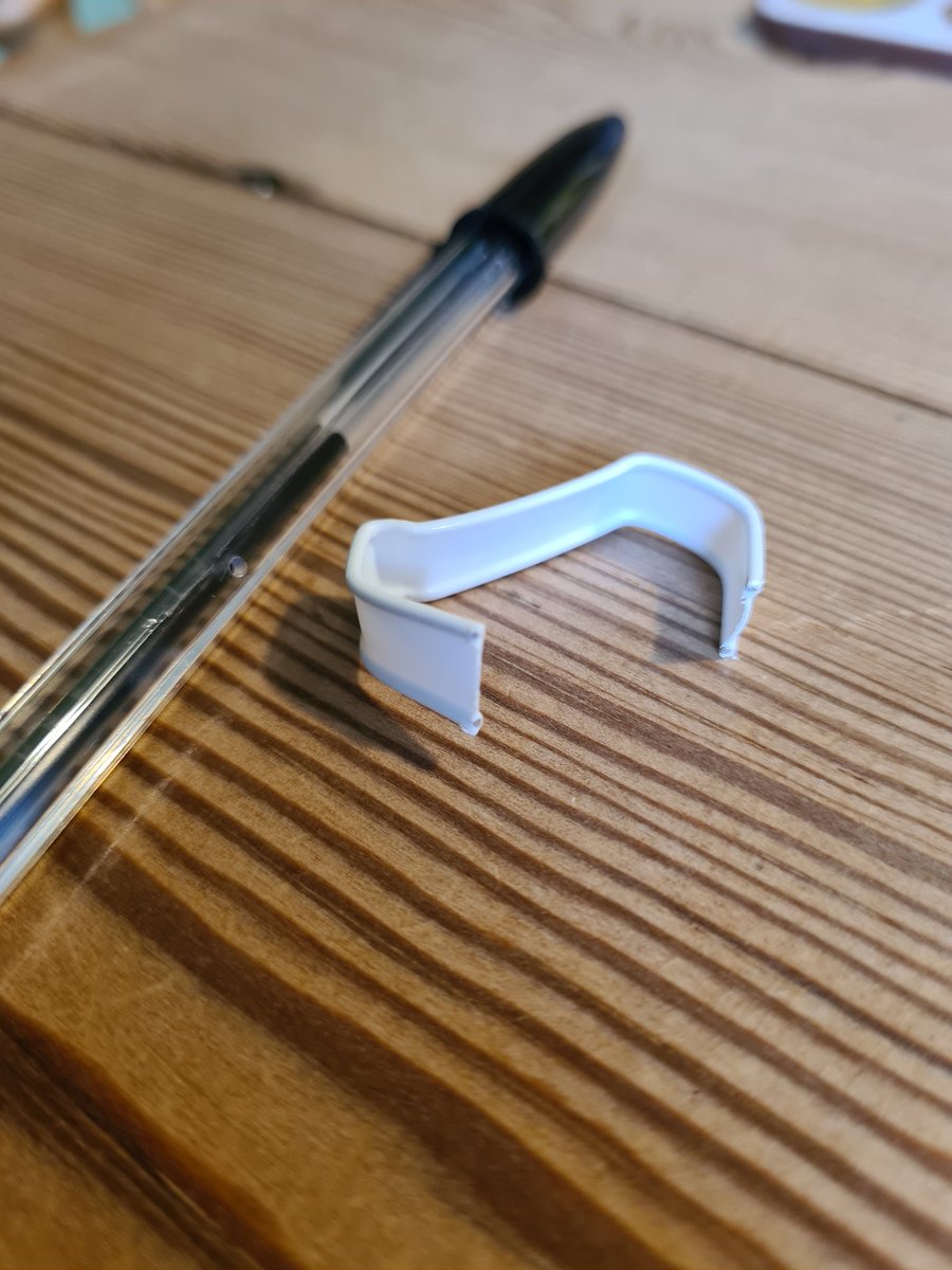 LanieH66's tweet photo. @Snackajacks I love your chocolate jumbo snacks but PLEASE PLEASE PLEASE stop using these clips, they're sharp and unnecessary, no details are displayed on recycle route and can easily 'escape' from refuse. https://t.co/GZApOEhBZX