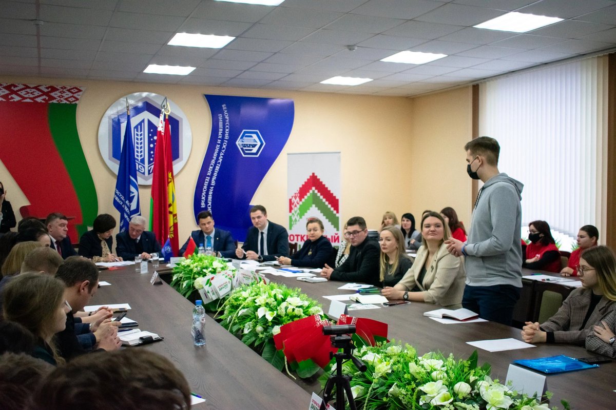 mogbrsm's tweet photo. 13 января БГУТе прошел открытый диалог «Cила Основного Закона», в ходе которого молодые люди обсудили с экспертами изменения и дополнения в Конституцию Республики Беларусь, высказали свое мнение, а также задали экспертам интересующие вопросы. https://t.co/Tw0Xkuwjcj
