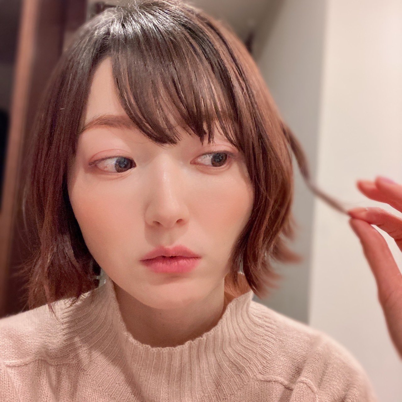 花澤香菜 今夜23時からは ひとかな Hitokana みんなからのふつおたとコーナー回です 岡p 怒ってませんように T T 写真は髪を切ろうか迷っている私 T Co 8pqn149jvs Twitter