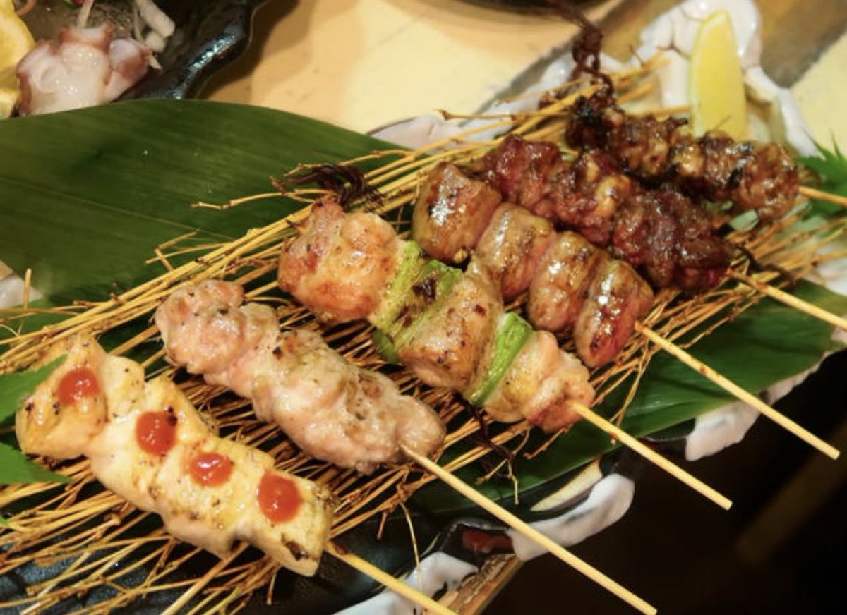 Yakitori/焼き鳥 This is a Japanese grilled chicken skewer. Chunks of ingredients are arranged on ba