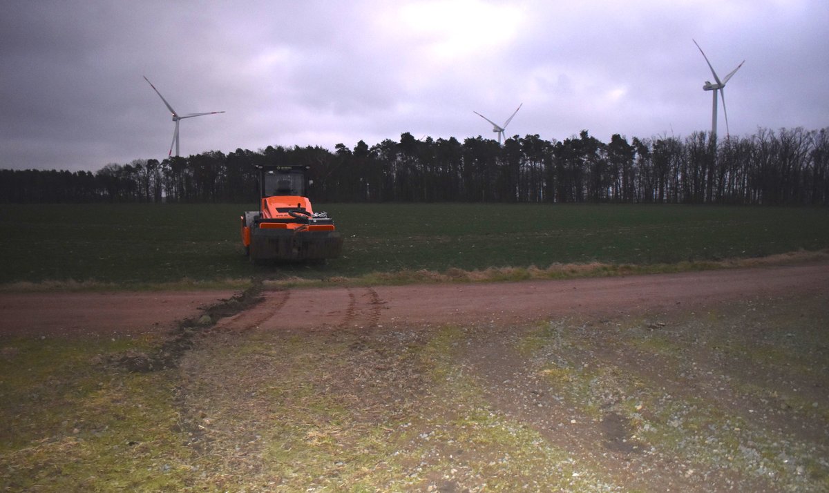 Polizei_SDL's tweet image. Spazierfahrt mit entwendeter #Baumaschine
#Bismark OT Hohenwulsch, 12.01.
Die GPS-Daten verrieten die unbekannten Täter, die scheinbar planlos über den angrenzenden Acker gefahren sind. Das Fahrzeug blieb unbeschädigt. Es fehlten lediglich ca. 50l Diesel. Strafanzeige gefertigt.