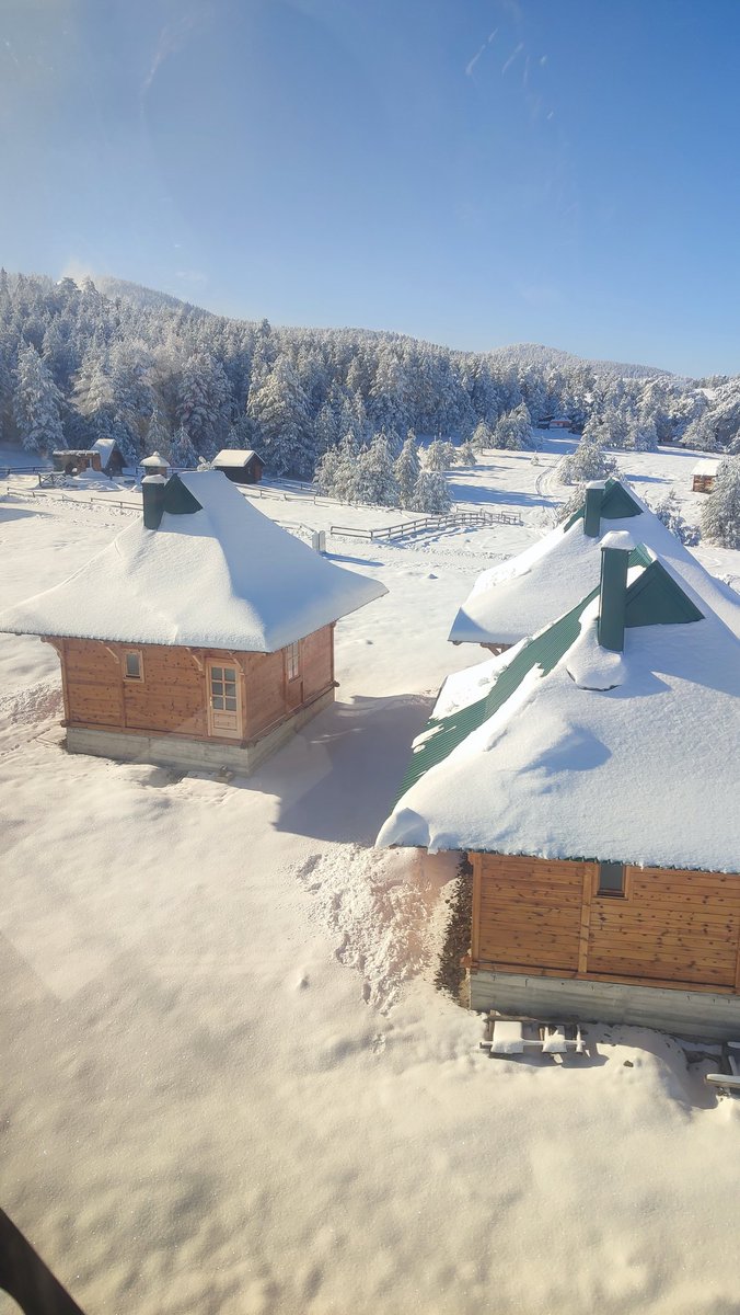Goc1jedini's tweet photo. Kažu da smo nadmašili Kineze i sa 9km da je ovo najduža gondola na svijetu #Zlatibor #Tornik https://t.co/2YfqxKwb2h