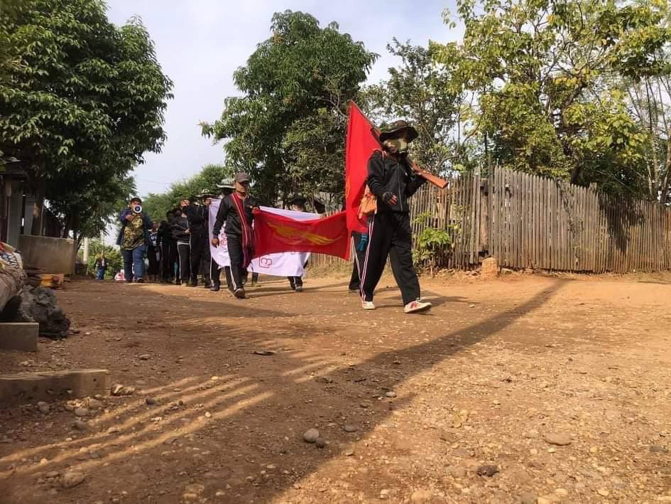YatanarLwin's tweet photo. Locals &amp; PDF from Yinmarpin Tsp joined up to conduct a protest, declaring that they will never tolerate a dictator to rule &amp; requesting that the UN enforce a #NoFlyZoneInMyanmar.
#FreezePaymentsToJunta
#2022Jan13Coup
#WhatsHappeningInMyanmar https://t.co/ktpOjBeq0T