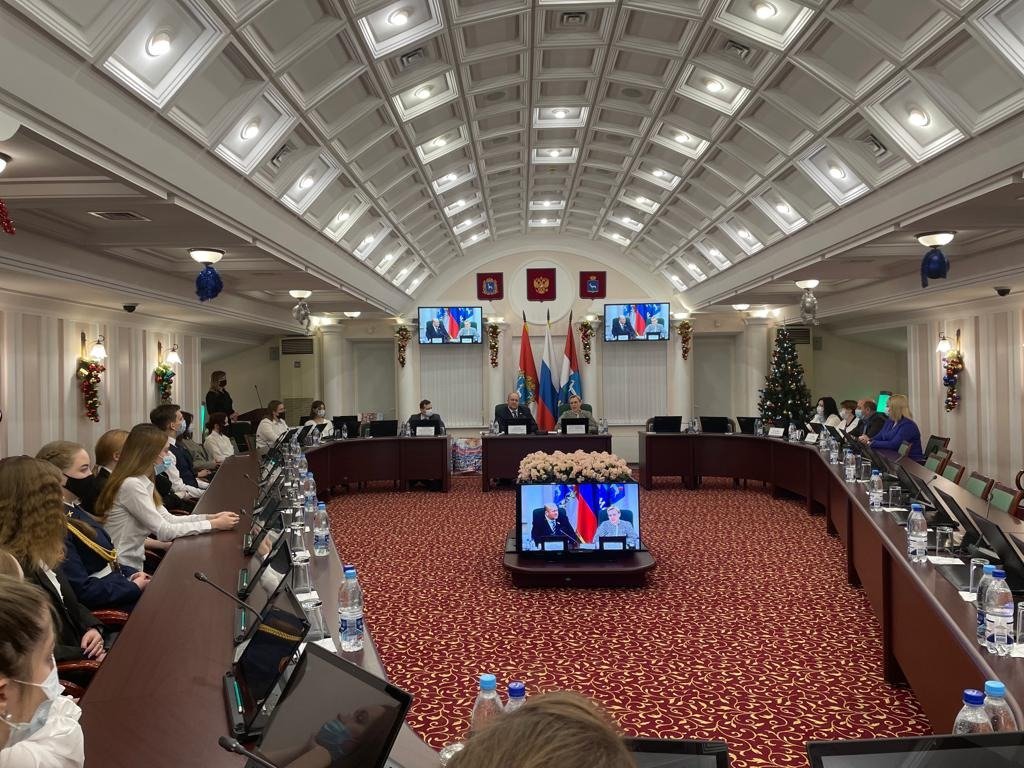 В Думе городского округа Самара состоялась торжественная церемония награждения авторов лучших работ городского конкурса сочинений-размышлений на тему «Если бы я был Дедом Морозом, чтобы я сделал для своего города…».