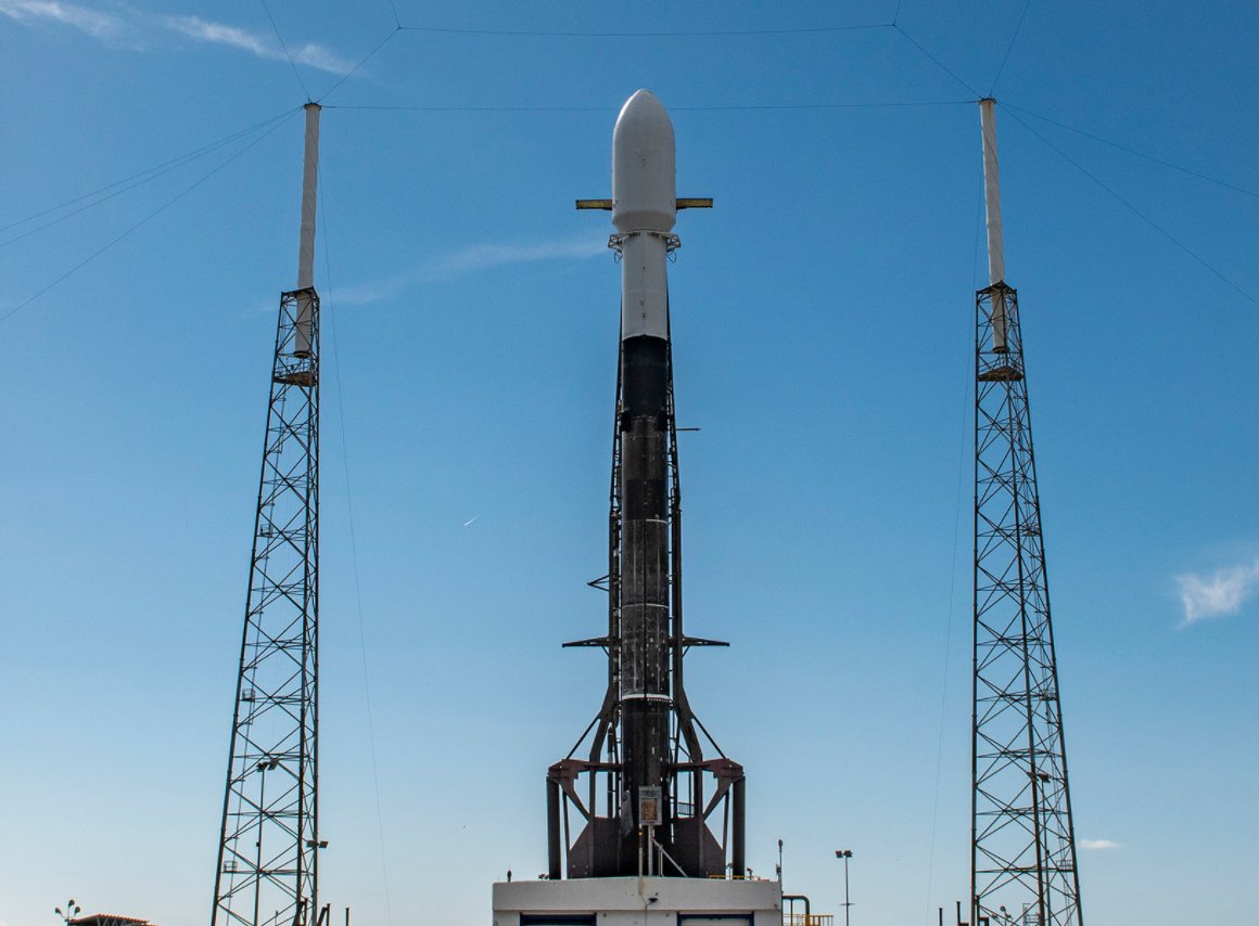 kosmogadka's tweet photo. Już dzisiaj o 16:25 nastąpi start rakiety Falcon 9 z misją Transporter-3. W ramach tego lotu w kosmos zostanie wyniesionych aż 105 mikrosatelitów i cubesatów należących do różnych klientów, w tym 4 satelity stworzone przez polską firmę @SatRevolution. https://t.co/as5AqUh1oD