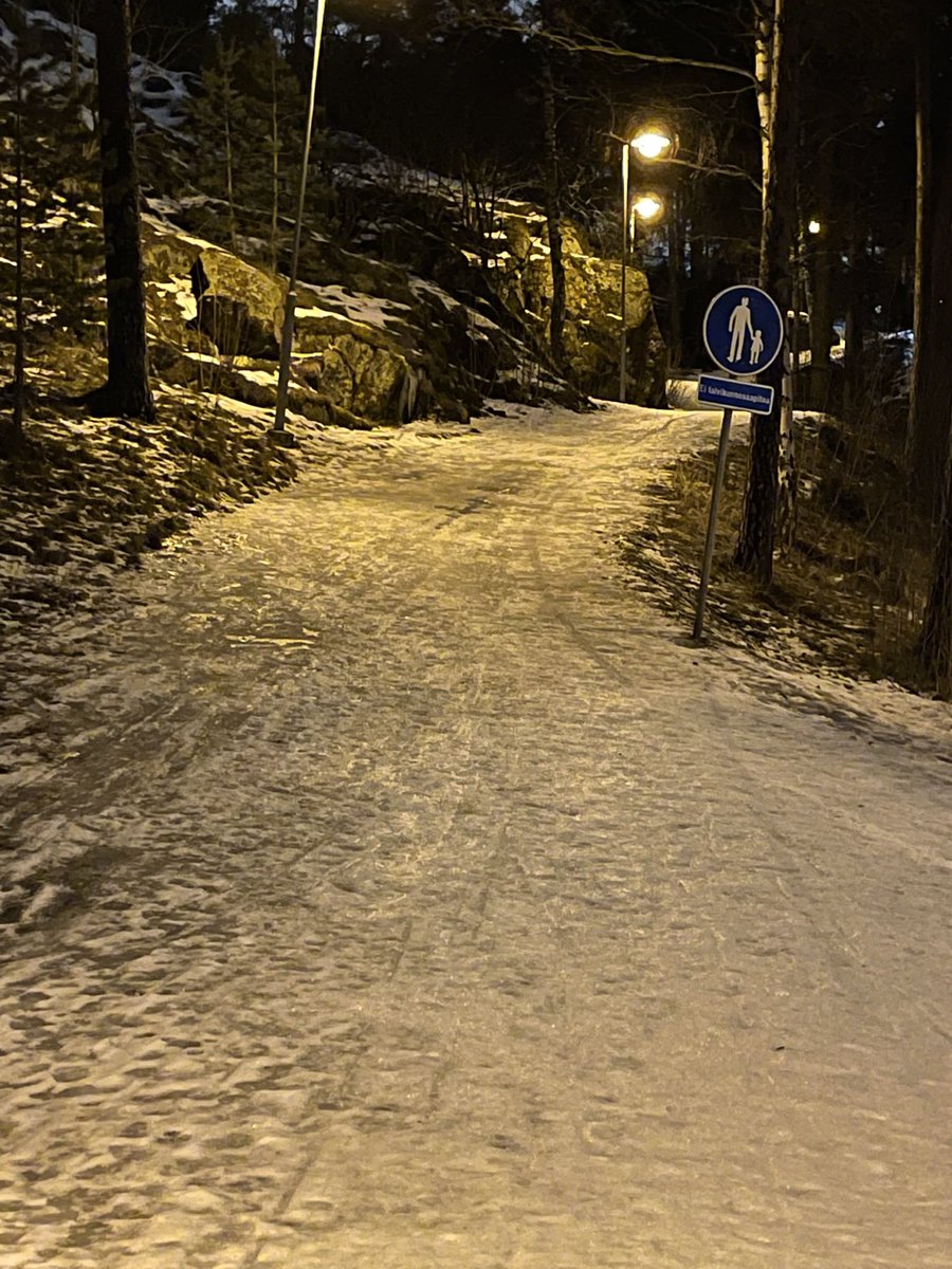 Kaijaala's tweet photo. Tuossa mäessä ei todellakaan ole talvikunnossapitoa. Tänään saattaa luonto hoitaa. #plus7 https://t.co/nBXEGiBRTx