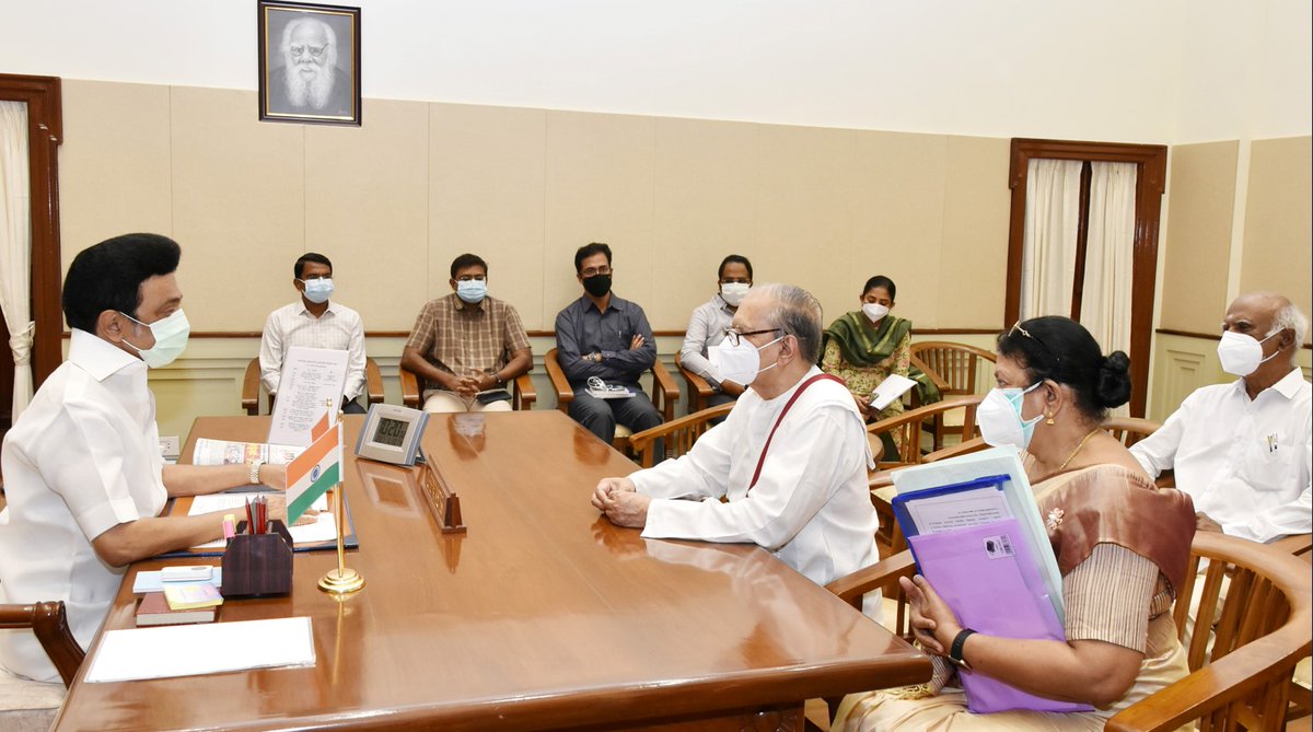 CMOTamilnadu's tweet image. ஈழ ஏதிலியர் மறுவாழ்வு கழகத்தின் தலைவர் டாக்டர் சந்திரஹாசன், செயலாளர் திருமதி எஸ். சூர்யகுமாரி ஆகியோர் மாண்புமிகு முதலமைச்சர் @mkstalin அவர்களை சந்தித்து, முகாம்வாழ் இலங்கை தமிழர்களின் நலன்காக்க தமிழ்நாடு அரசு பல்வேறு திட்டங்களை செயல்படுத்தி வருவதற்கு நன்றி தெரிவித்தனர்.