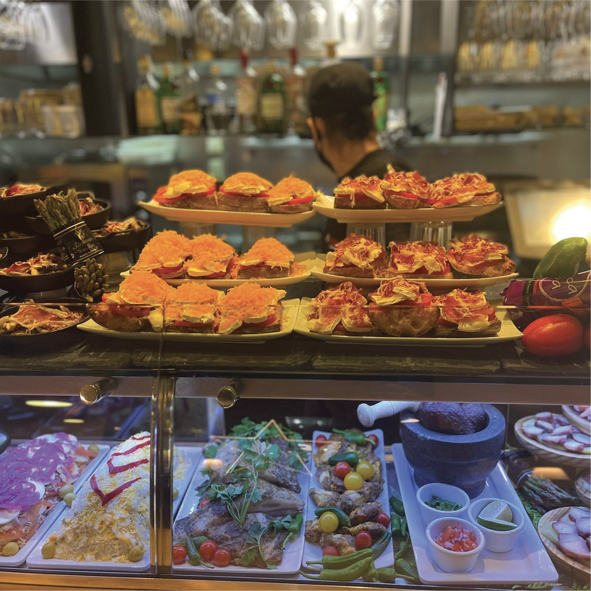 ElDynamicBar's tweet photo. Heu vist quin vitrina? 🤩👌⁣
⁣
📆Us esperem al #dynamicbar de dilluns a dijous de 12h a 17h i de 19h a 24h. Divendres i dissabte de 12h a 24h.⁣
⁣
El mític bar de Figueres en una nova etapa! 🐙🍟🌭🍔⁣
⁣
#eldynamicfigueres #comerçfigueres #figueres #cerveseria #tapes https://t.co/wOVjWEXJmb