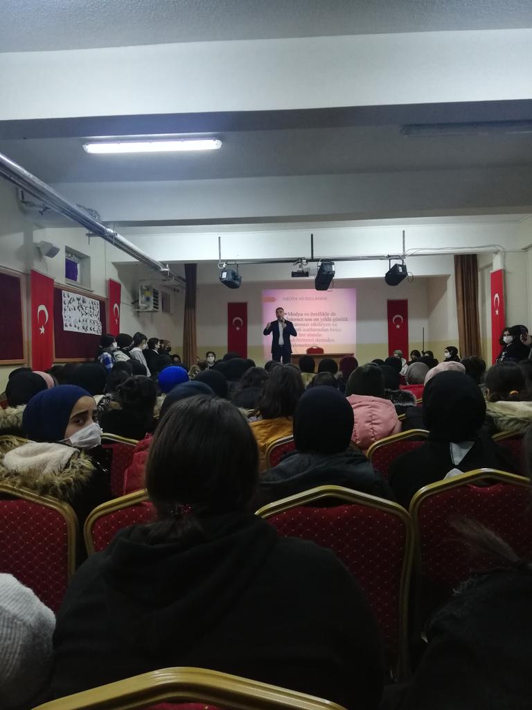 Karakoçan Kanuni Mesleki Teknik Anadolu Lisesi'nde Gençlerimiz ile Dijital Medya Kullanımı, Medya ve İletişim konularında kurum müdürümüz Sn. <a href="/umitozpolat23/">ÜmitÖzpolat</a> 'ın önderliğinde eğitimimizi gerçekleştirdik. <a href="/tcailesosyal/">T.C. Aile ve Sosyal Hizmetler Bakanlığı</a> <a href="/deryayanikashb/">Derya Yanık</a> <a href="/olgun_gunduz/">Olgun Gündüz 🇹🇷 🇹🇷</a> <a href="/SABTZDEMR1/">SABİT ÖZDEMİR</a>