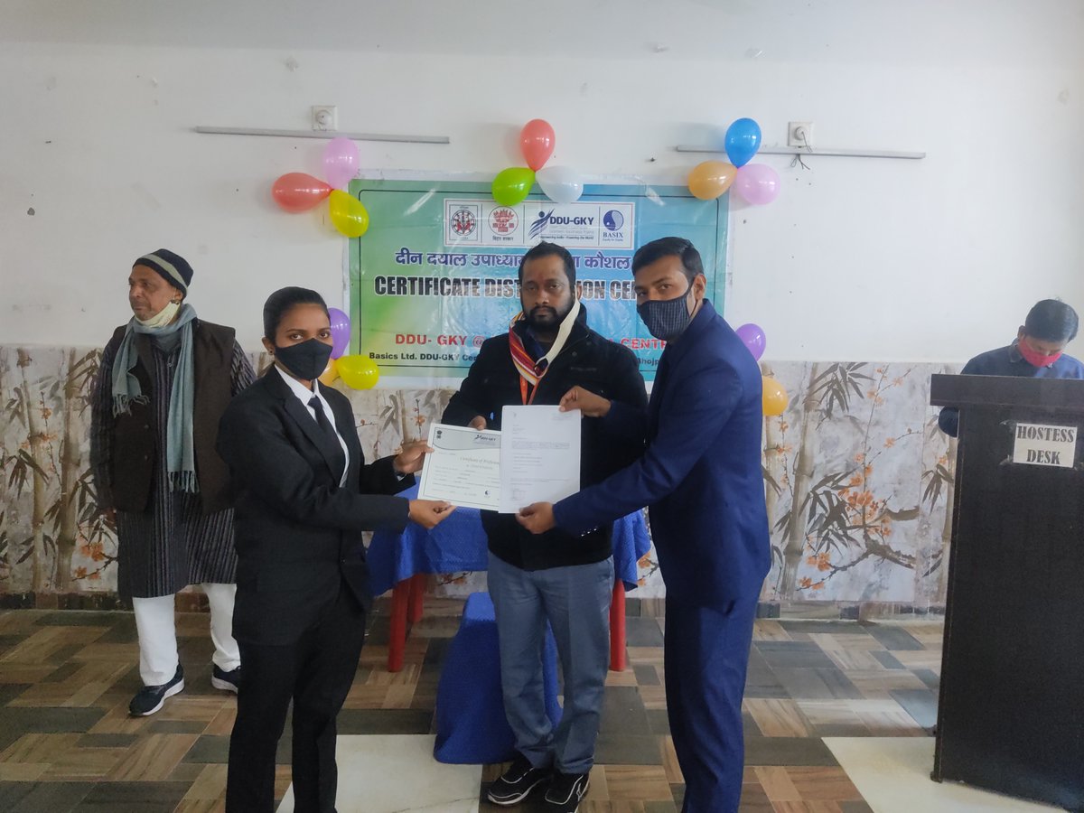 BABLEINDIA's tweet photo. Team Ara successfully organized a certificate &amp; offer letter distribution of 38 candidates (F&amp;B Batch 6) at the centre under @DDUGKYMoRD Program in Bihar.
Range Raghav(Assistant Director @NIRDPR_India) &amp; Mr. Raghunath Pandey graced the event with their presence.
#SkillDevelopment https://t.co/d2q2T9syXE