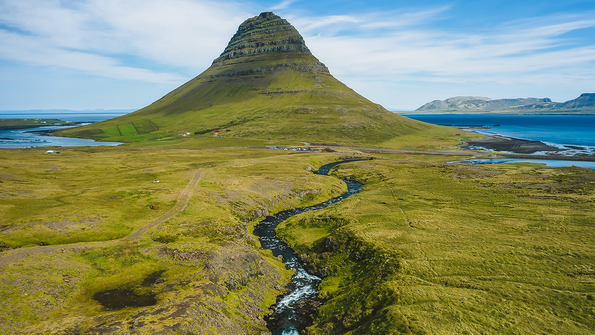 Aerial view of Kirkjufell mountain landscape and river in Iceland 🇮🇸
Iceland 4K: youtu.be/tSBJUdZU5Yw

#relaxationfilmlounge #exploretocreate #guidetoiceland #travelphotography #thegreatplanet #stayandwander #folkscenery #lifeiscolorful