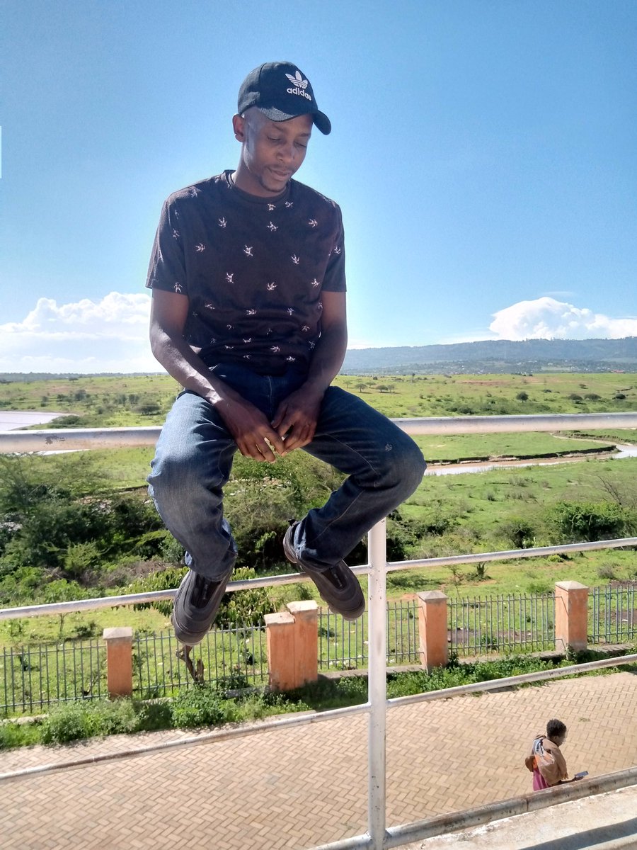 BahatiKijana's tweet photo. Naangalia relationship zingine nacheka tuu 😂😂,, kwani lazima mdate?? https://t.co/ObrM5aJeRd